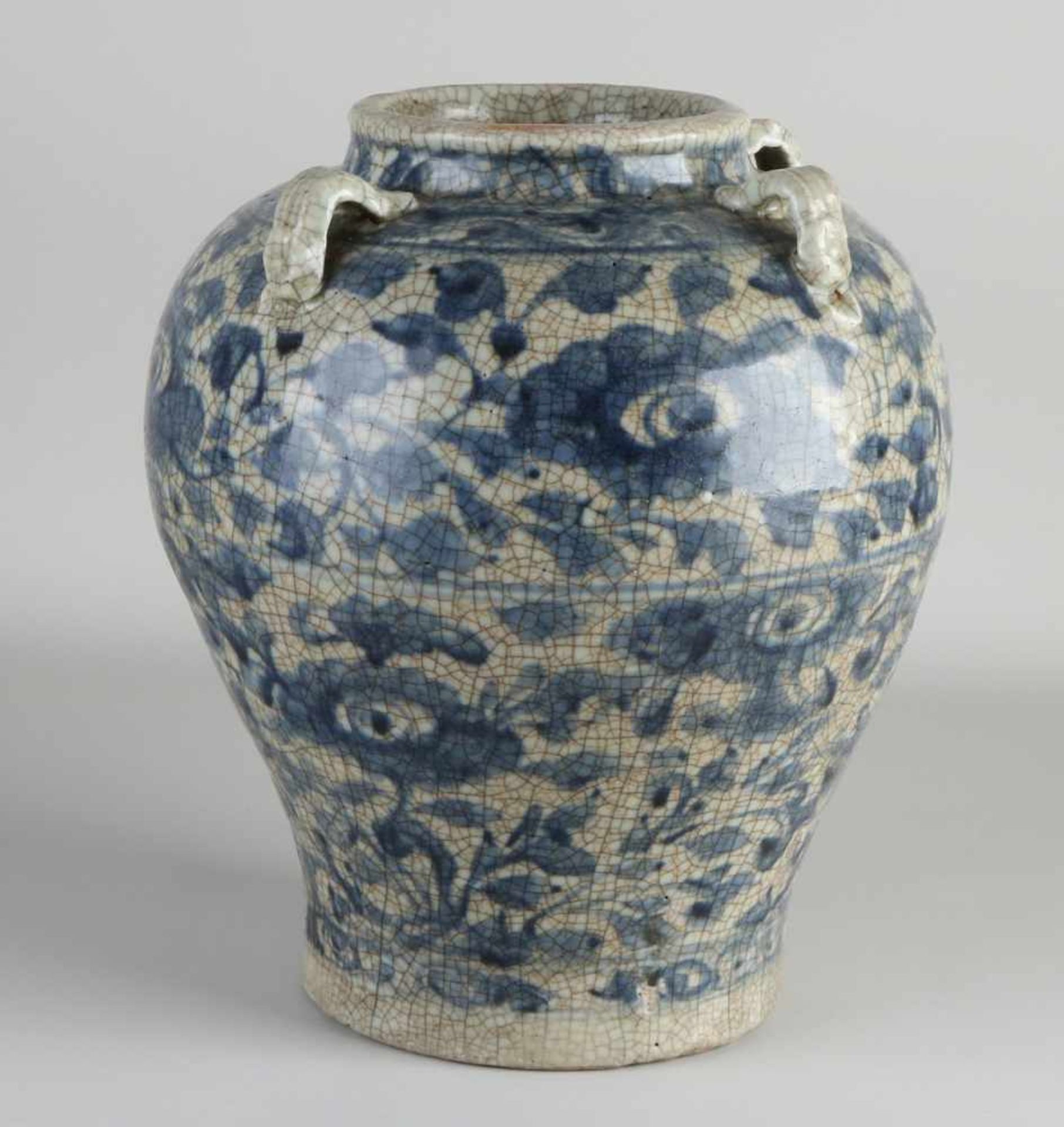 Chinesische Porzellan-Ming-Vase mit vier Griffen und Blumendekor. Knisternde Glasur. Abmessungen: