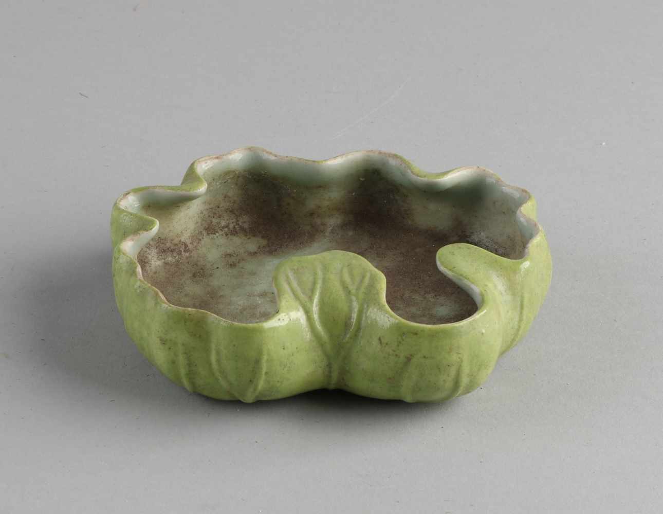 Chinesische Porzellan-Wasserschale in Seerosenblattform. Mit grüner Glasur und Bodenmarkierung.