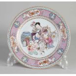 Fein dekorierter chinesischer Porzellan Family Rose Teller mit Geisha / Zotjes Dekoration. Größe: