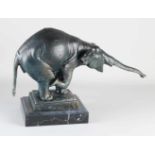 Schöner eiserner Elefant auf schwarzem Marmorsockel. 21. Jahrhundert. Größe: 27 x 41 x 16 cm.
