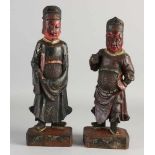 Zwei antike chinesische Holz geschnitzte polychromierte Tempelfiguren. 18. - 19. Jahrhundert. Grö