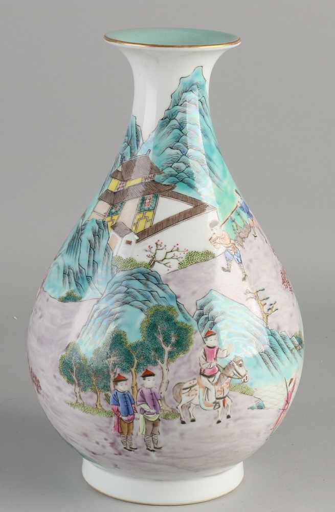 Schöne chinesische Porzellan-Familien-Rosenvase mit Figuren im Berglandschaftsdekor. Mit unterer