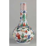 Chinesische Porzellanvase mit Lehrer und Schülern im Landschaftsdekor. Mit unterer Markierung.