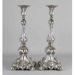 Zwei sehr feine silberne Kerzenleuchter, 925/000, Barockmodell auf quadratischem Sockel mit 4
