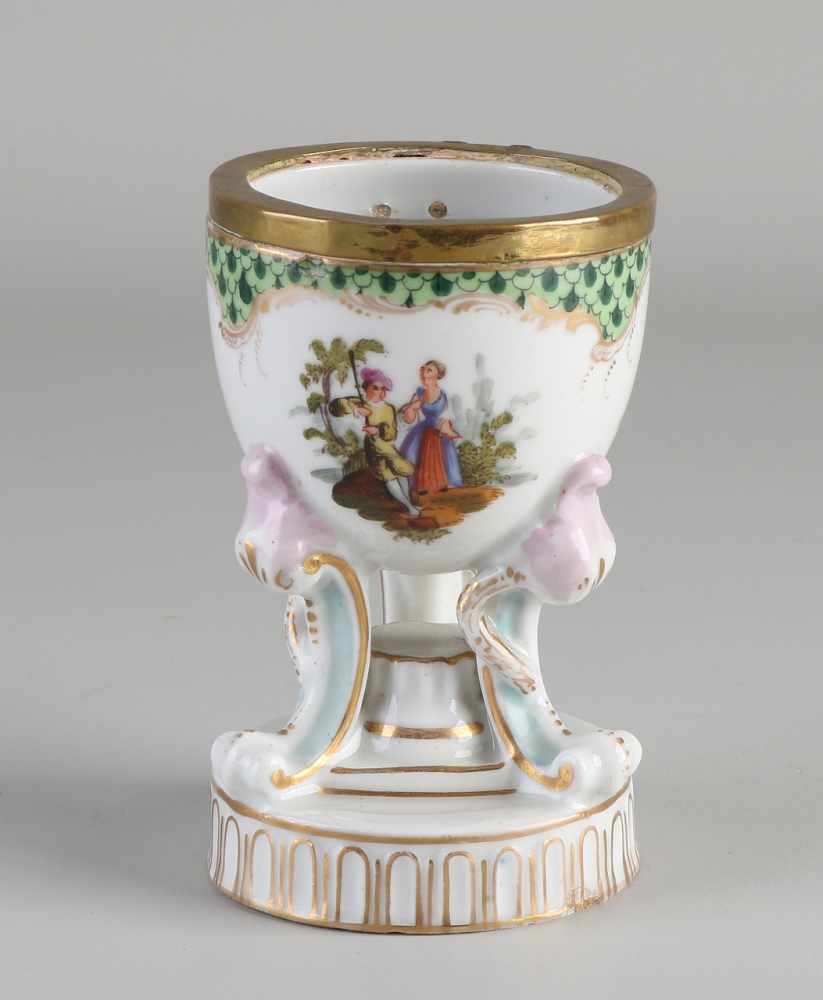 Porzellanbechervase aus dem 19. Jahrhundert (deutsch) mit Messingrand. Unklar markiert, Höchst?