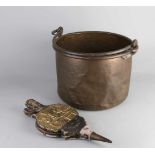 Antikes Messing Aker mit Griff und verkupfertem vergoldetem Balg. Größe: 39 - 45 cm. In guter