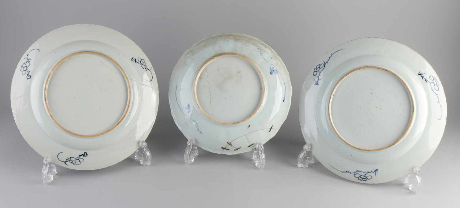 Drei antike chinesische Porzellanteller. 18. Jahrhundert. Bestehend aus: Zwei Landschaften mit - Bild 2 aus 2