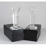 Zwei moderne Kerzenleuchter aus Kristallglas. 21. Jahrhundert. Abmessungen: 24,5 cm. In guter