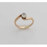 Gelbgold-Ring, 585/000, mit einem ovalen Diamanten im Rosendiamantschliff im Strich. 5,5 x 4,2 mm.
