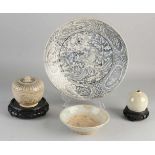 Vier Teile antikes chinesisches Porzellan. Bestehend aus; Glas mit Deckel, Gesungener Stil +