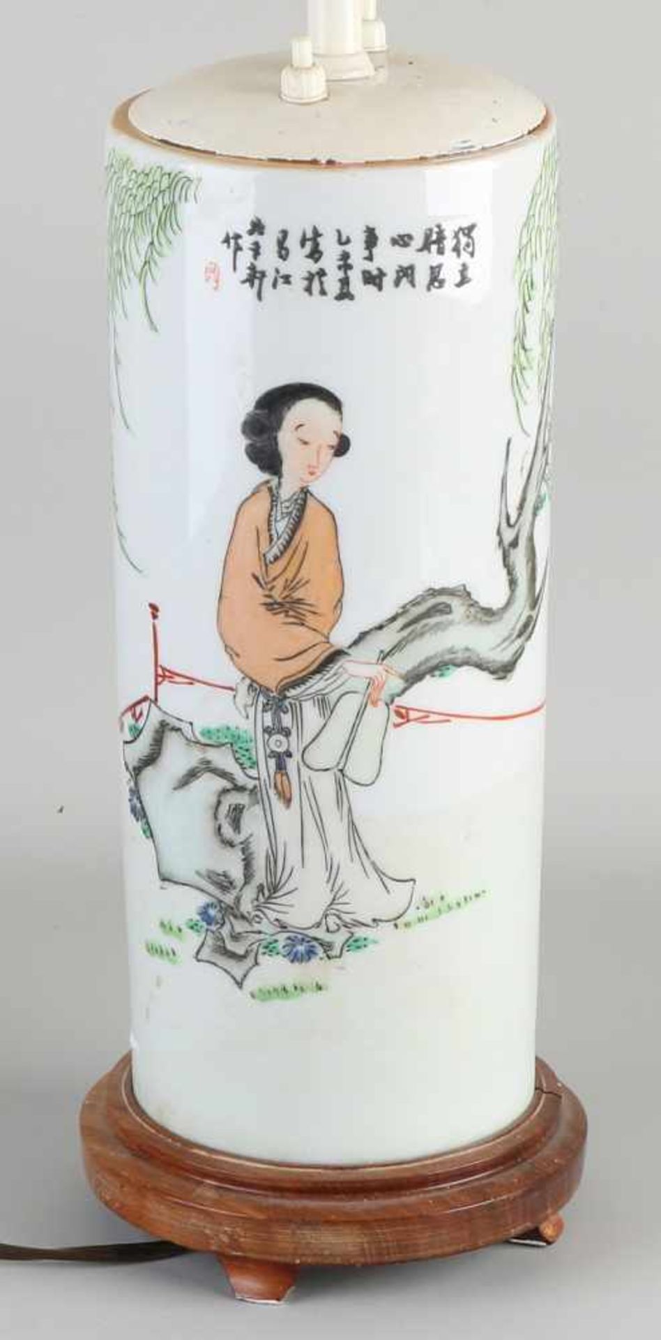 Chinesische Porzellantischlampe. Hergestellt aus einer Bürstenvase der Republik. 20. Jahrhundert. - Bild 2 aus 2