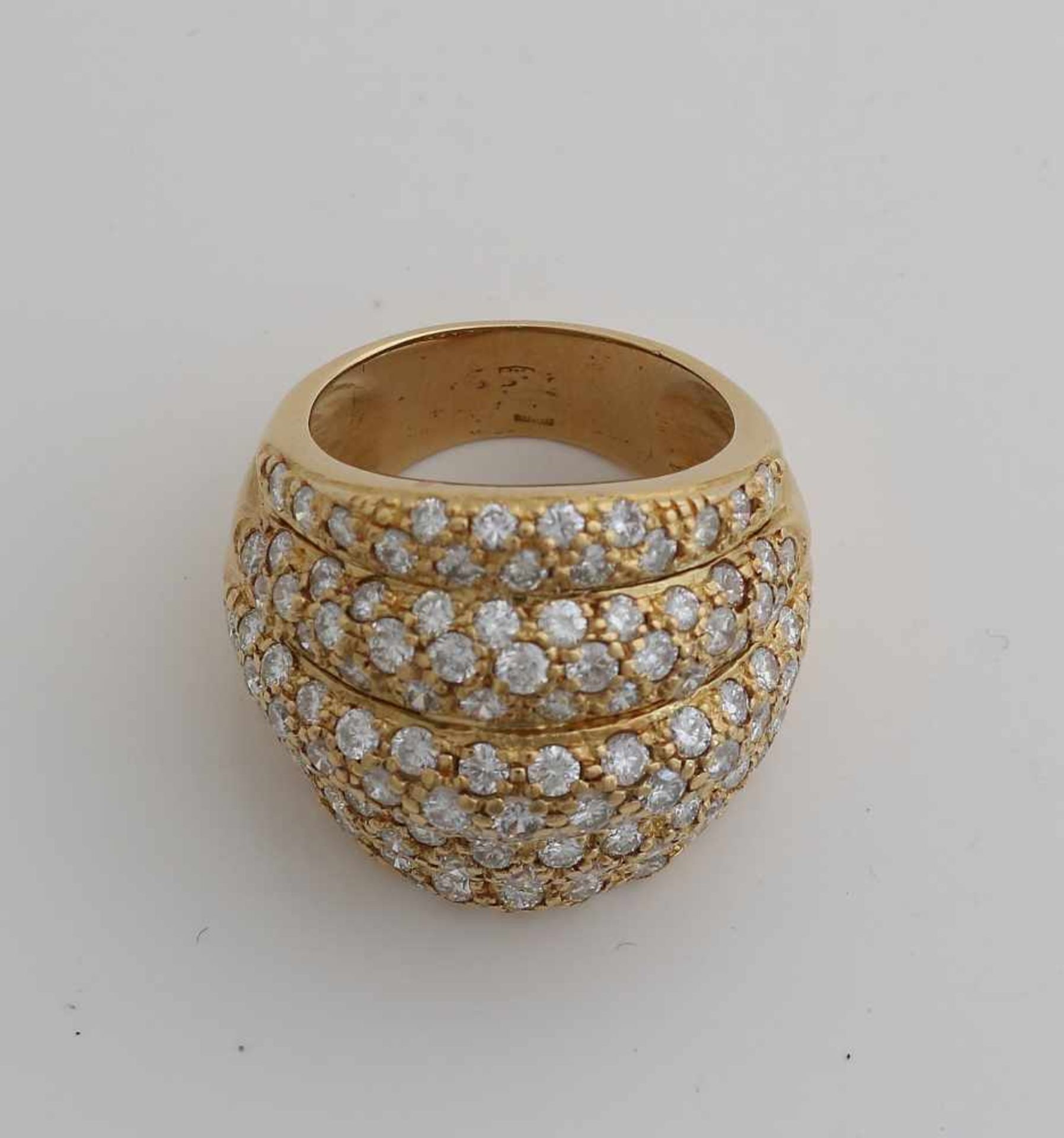 Großer Gelbgoldring, 750/000, mit vielen Diamanten. Breiter Ring mit 5 konvexen Pavé-Streifen, - Image 3 of 3