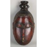 Alte / antike afrikanische Holzschnitzmaske mit Polychromie. Größe: 32 cm. In guter Kondition.