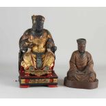 Zwei antike holzgeschnitzte polychrome chinesische Figuren. 19. Jahrhundert. Einmalige Tempelwache