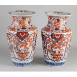 Zwei große japanische Imari-Porzellanvasen aus dem 19. Jahrhundert mit Blumen- /