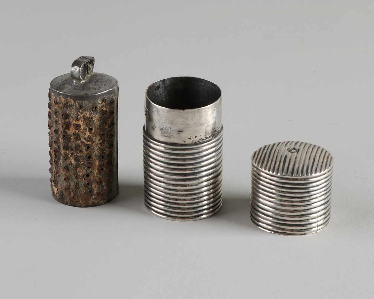 Früher Silberhalter, 833/000, mit Muskatreibe, zylindrischer Halter mit Rippendekor, gefüllt mit
