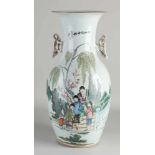 Antike datierte chinesische Porzellanrepublik Vase mit Figuren / Gedichtdekoration. Anno 1924.