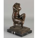 Bronze weibliche Figur auf schwarzem Marmorsockel. Zweite Hälfte des 20. Jahrhunderts.