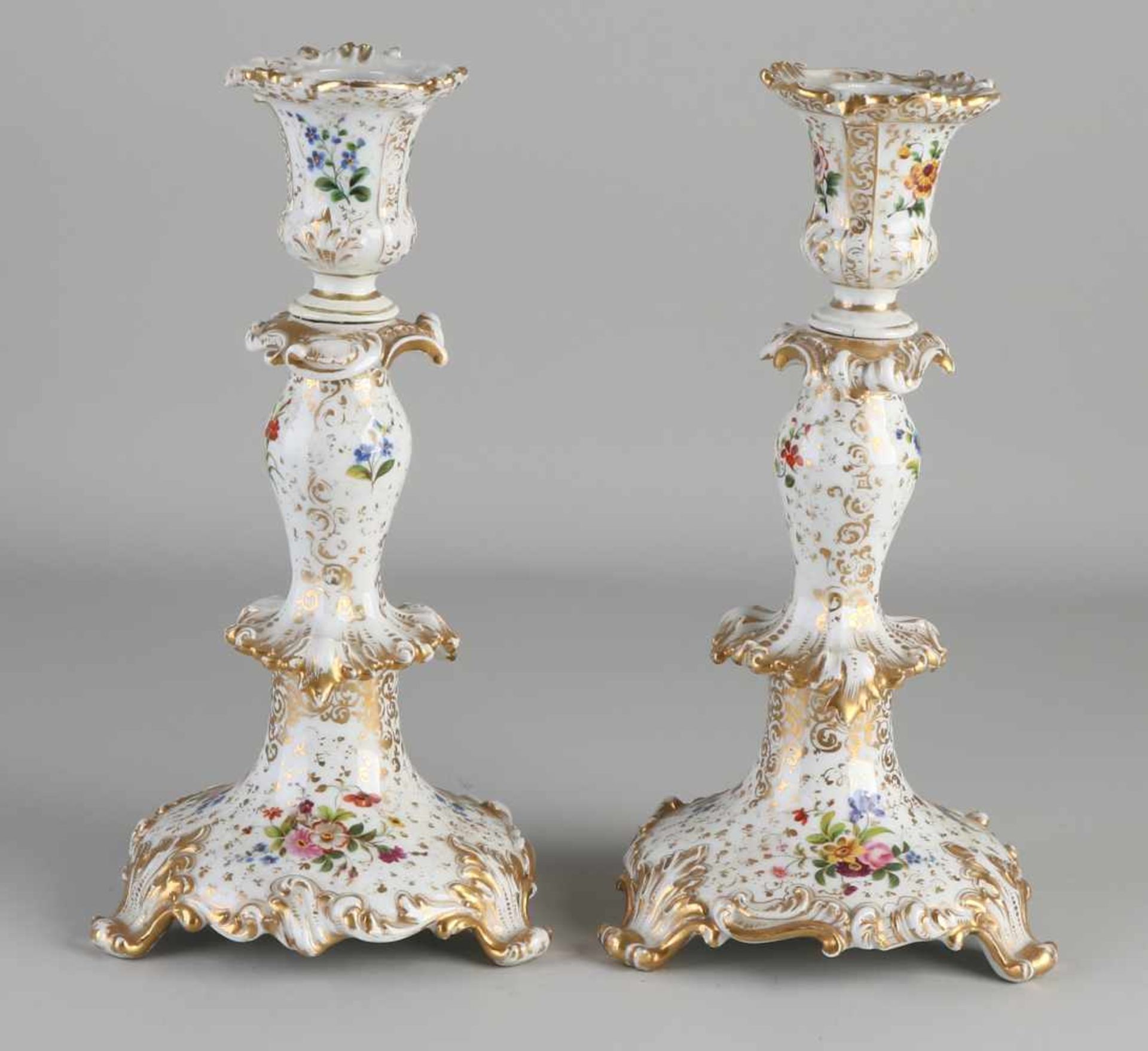 Zwei signierte französische Porzellankerzenleuchter aus dem 19. Jahrhundert. Von Jacob Petit. Mit