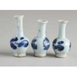 Drei chinesische Porzellan-Miniaturvasen aus dem 18. Jahrhundert mit Blumendekor. Eine Vase mit