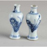 Zwei chinesische Porzellan-Miniaturvasen aus dem 19. Jahrhundert mit Blumendekor. Abmessungen: H 6,