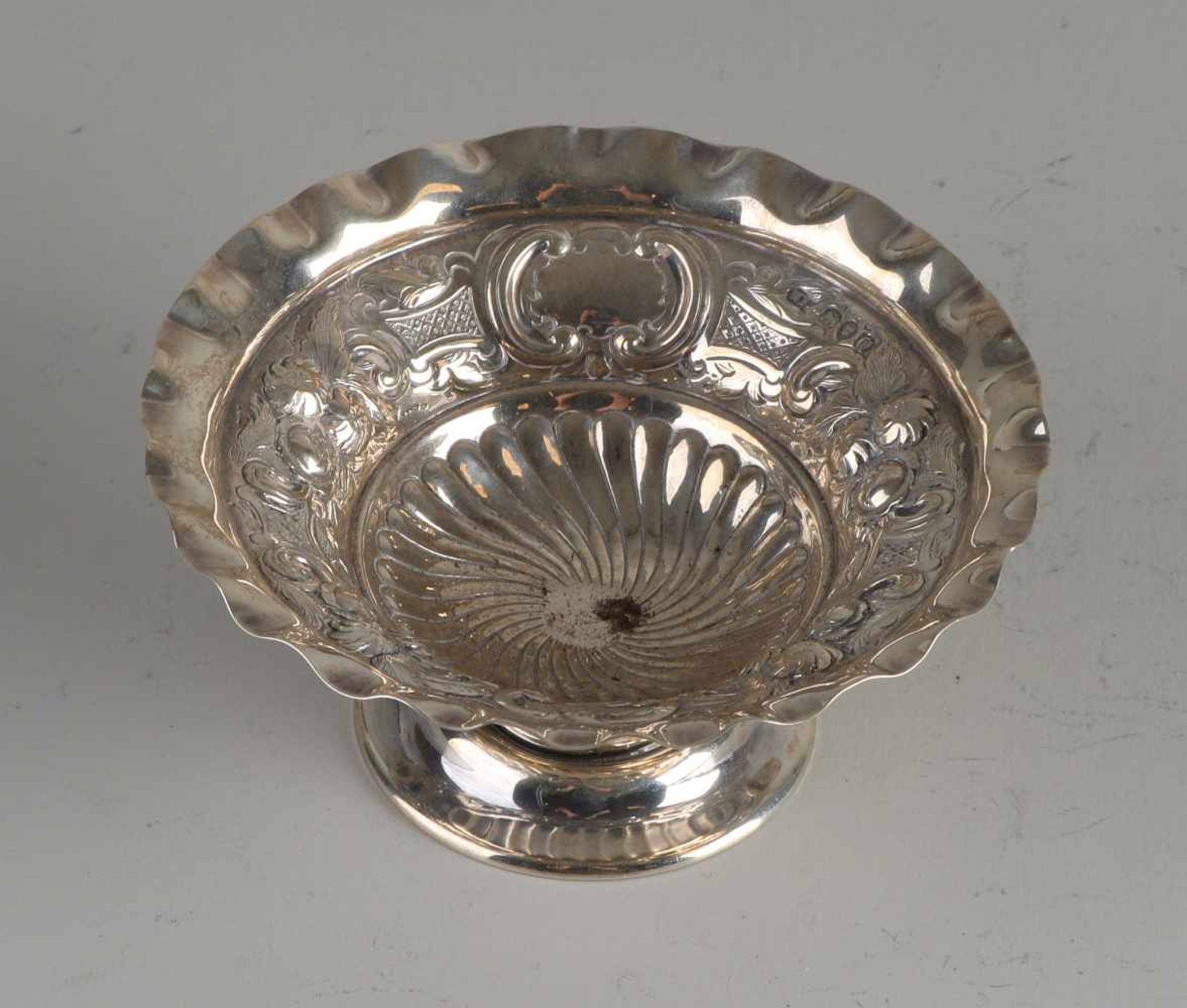 Silberschale, 925/000, rundes Modell mit gewellter Kante und ziselierter Kante mit Blumendekor und - Image 2 of 2