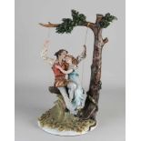 Große Neapel Bisquit Porzellan Figur. Verliebtes Paar auf Schaukel. 20. Jahrhundert. Kleine