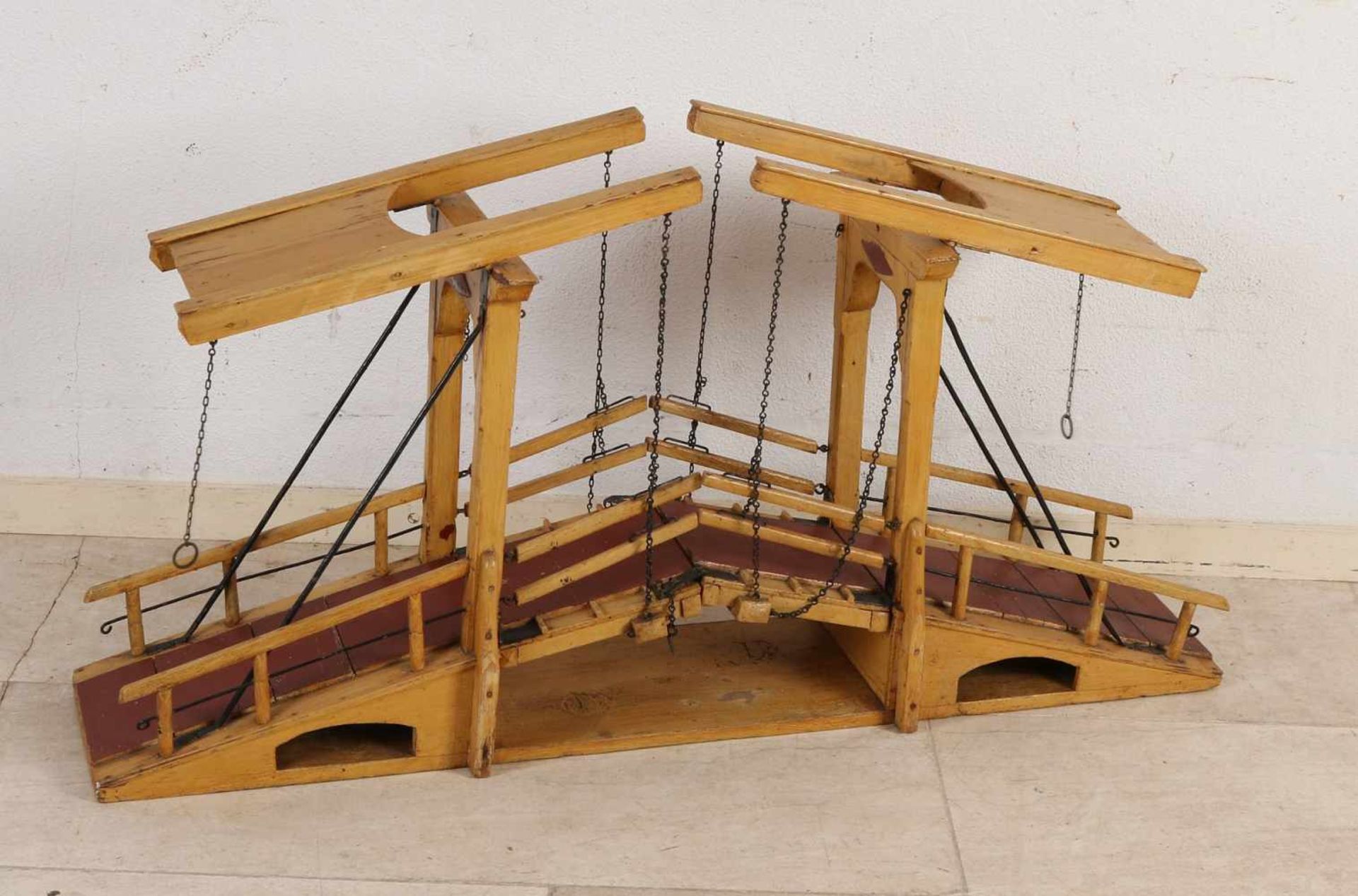 Antike original polychrome Holzmodell Zugbrücke. Dünne Brücke. Um 1900. Abmessungen: 52 x 101 x