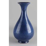 Chinesische Porzellanvase mit blauer Glasur. Abmessungen: H 29 cm. In guter Kondition.