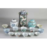 Lot von verschiedenen chinesischen Porzellan. Unter anderem; Ingwergläser, Vase und Tassen. 19.