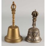 Zwei Bronzeglocken. Tibet. 20. Jahrhundert. Abmessungen: H 16 - 19 cm. In guter Kondition.