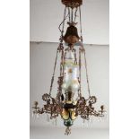 Schöne antike Jugendstil Majolika hängende Petroleumlampe mit handbemalter Glasrauchhaube. Um