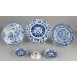 Sechs Teile chinesisches Porzellan. Bestehend aus: Zwei Schalen mit Petersiliendekor, 19.