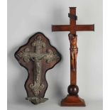 Zwei heilige Kreuze aus dem 19. Jahrhundert. Ein Mahagoni mit Band Intarsie + Holzkörper. Ein
