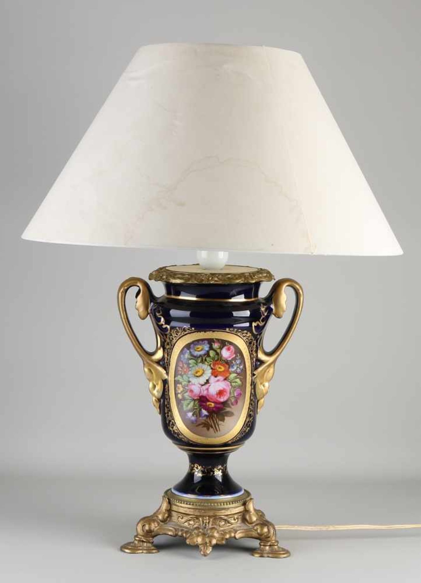 Antike handbemalte französische Porzellantischlampe. War einmal eine Petroleumlampe. Elektrifizie