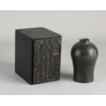 Zwei Bände chinesischer Antiquitäten. Bestehend aus: Metall balusterförmige Vase mit Blumendekor