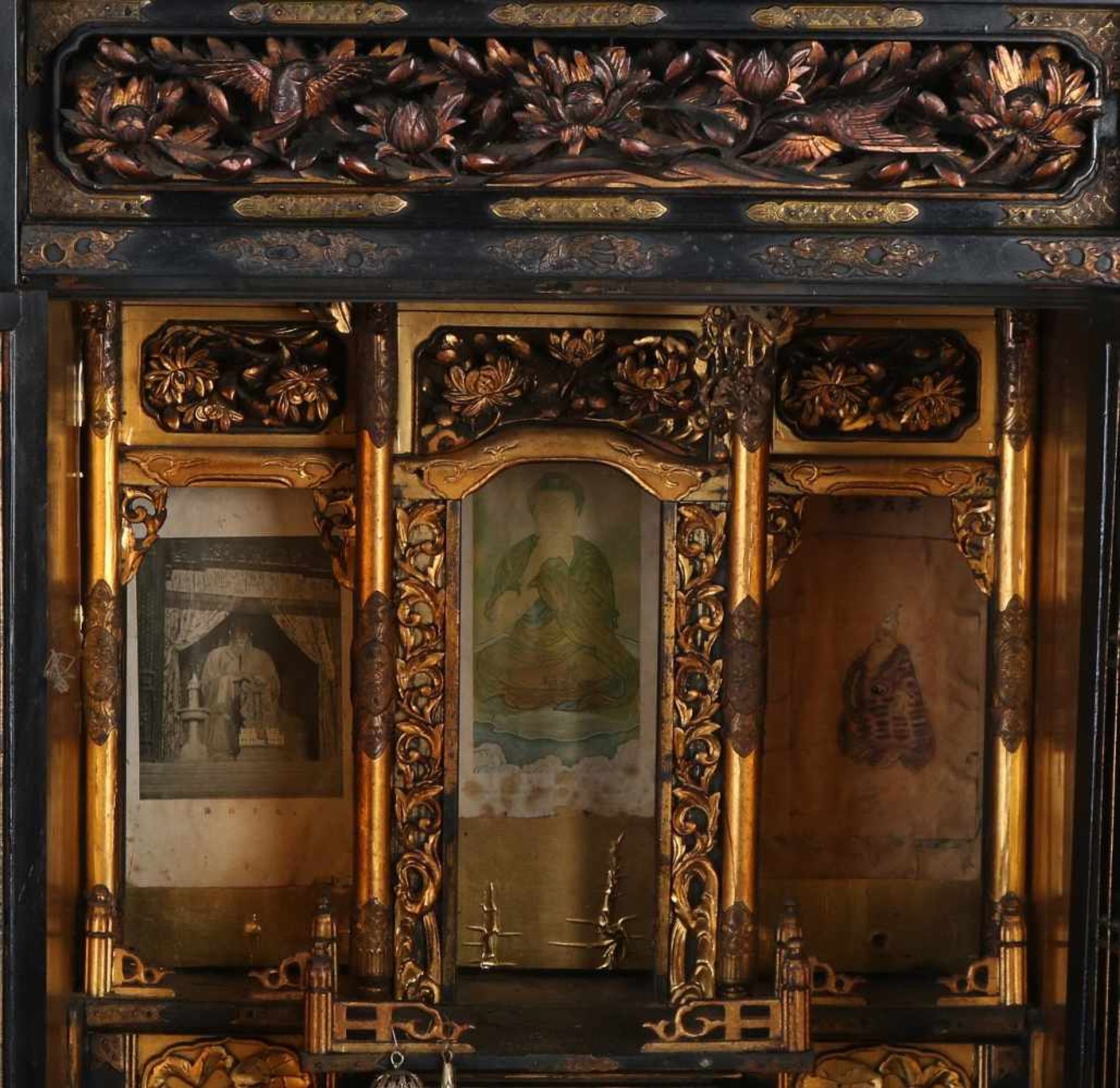 Hausaltar aus chinesischem Lack aus dem 19. Jahrhundert mit Inhalt. Altar hat Doppeltüren, zwei - Bild 2 aus 7