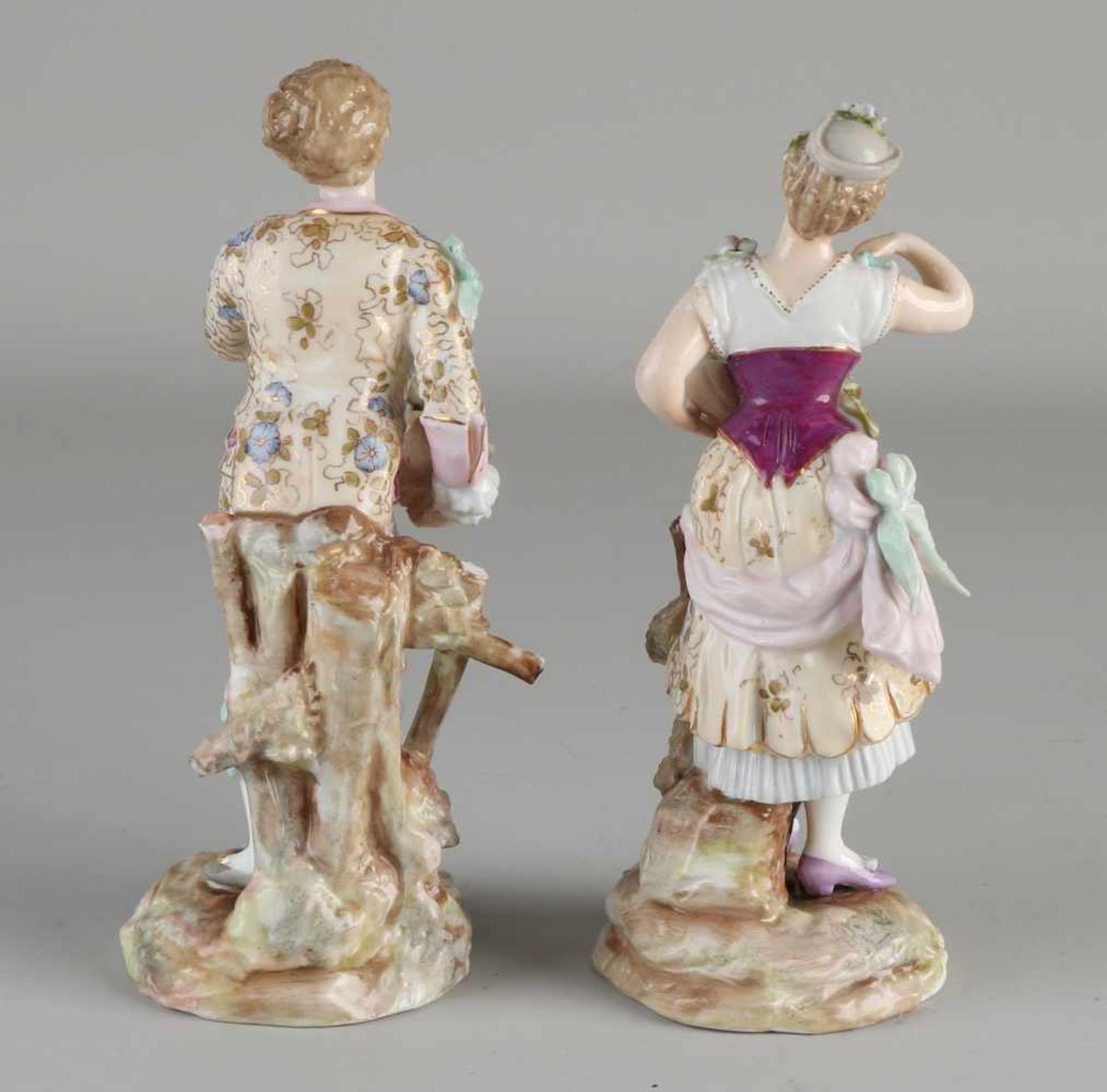 Zwei antike deutsche Höechstfiguren. 19. Jahrhundert. Mann mit Weintrauben + Frau mit Rosen. - Bild 2 aus 2