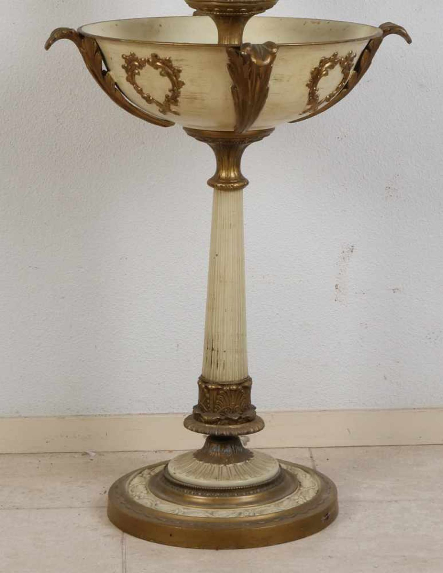 Große polychrome Metall-Stehlampe mit Jardiniere und Lady. Um 1900. Abmessungen: H 166 x Ø 43 cm. - Bild 3 aus 3