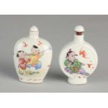 Zwei große alte chinesische Schnupftabakflaschen aus Porzellan mit Kinderdekoration und