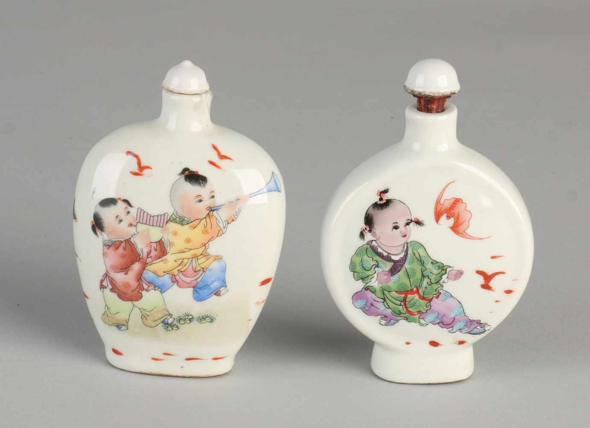 Zwei große alte chinesische Schnupftabakflaschen aus Porzellan mit Kinderdekoration und