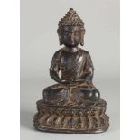 Signierter chinesischer Buddha aus Gusseisen. Abmessungen: H 19,5 cm. In guter Kondition.