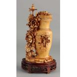 Große antike chinesische Elfenbein geschnitzte Vase mit Deckel mit Pfingstrosen / Figuren Dekoratio