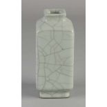 Quadratische chinesische Porzellan-Seladon-Vase. Mit unterer Markierung. Abmessungen: H 13 cm. In