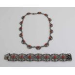 Silberarmband und Halsband, 835/000, mit Koralle. Breites Armband mit Gliedern aus Schriftrollen mi