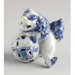 Antiker chinesischer Porzellan-Foo-Hund. Fehlendes Bein, Chips. Größe: 8 cm. In mäßigem Zusta