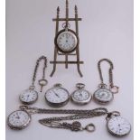 Lot von 6 antiken Taschenuhren, einer Uhr und einem Halter. Teilweise Silber und 4 Uhrenketten. I