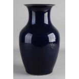 Große chinesische Porzellanvase mit blauer Glasur. 18. Jahrhundert. Abmessungen: H 31 x Ø 18 cm.