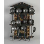Löffelhalter aus dem 19. Jahrhundert mit polychromen und Blechlöffeln. Geprüft. Größe: 50 x 4