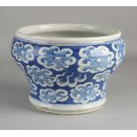 Chinesischer Porzellan-Blumentopf aus dem 19. Jahrhundert mit Drachen- / Wolkendekoration.